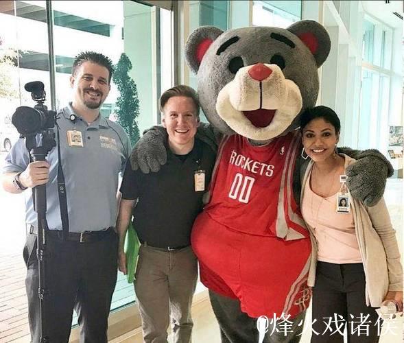 杜兰特与大学时期女生重逢 KD妈妈合影引热议 网友:在一起吧 杜兰特与大学时期女生重逢 KD妈妈合影引热议 网友:在一起吧