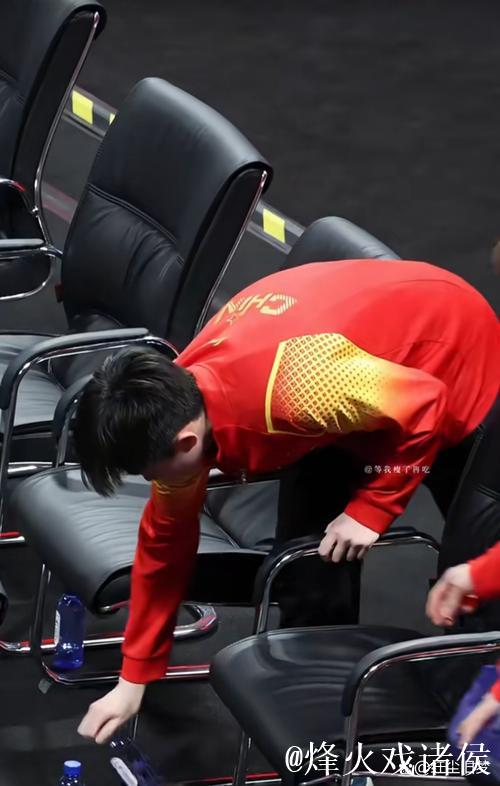 早日恢复健康!王楚钦上车困难无法弯腰! 早日恢复健康!王楚钦上车困难无法弯腰!